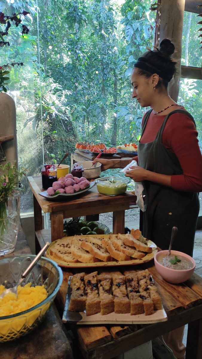 Mesa de alimentação vegetariana servida no retiro