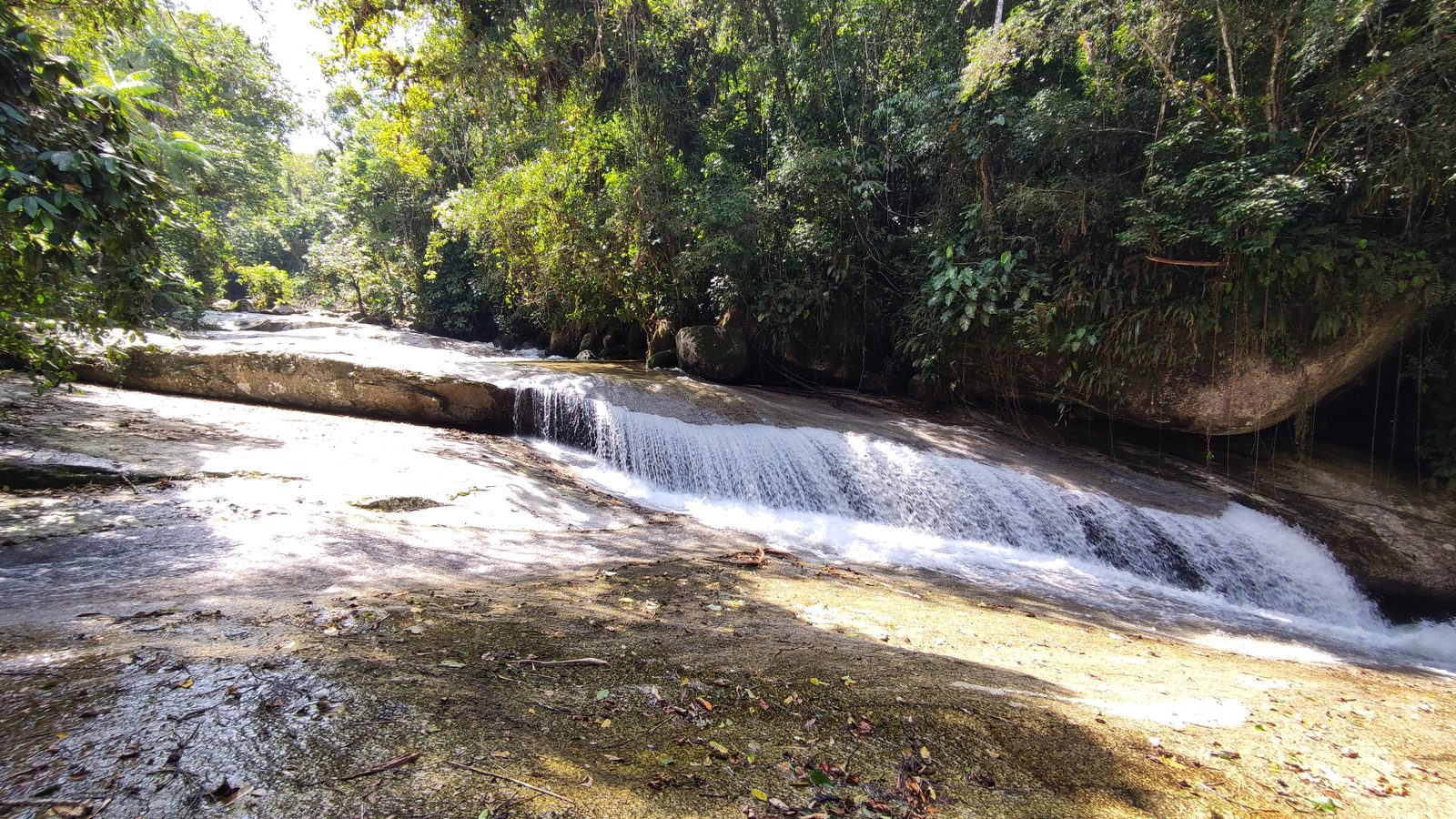 Rio com piscinas naturais na propriedade